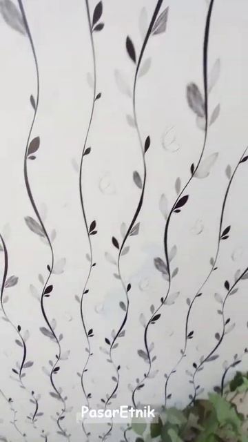 wallpaper dinding putih kupu daun rambat hitam