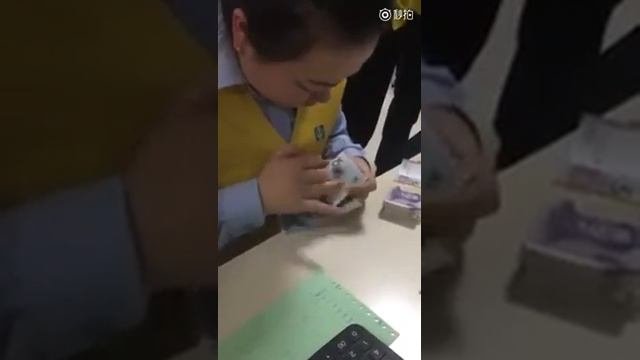 кассир высщего уровня 550 купюр за 77 секунд.