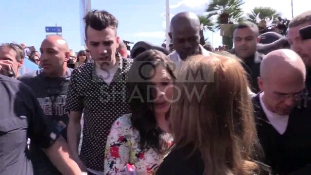 Crazyness ! Part of Dragon 2 cast America Ferrera, and the DRAGON surrounded by the crowd.