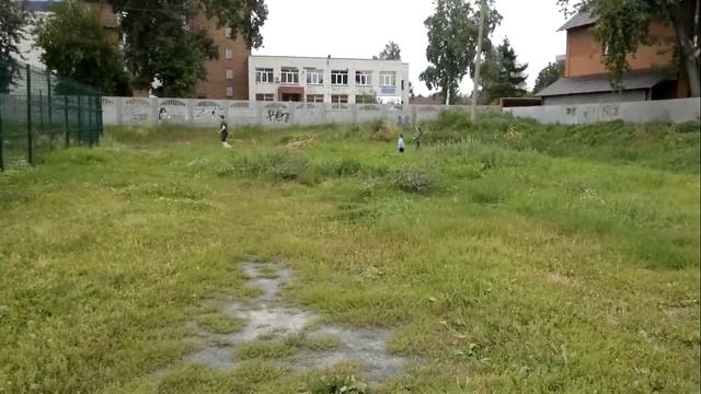 MISTER   MISCHEL  С  ЛЮБОЙ   ТРЕНИРУЮТСЯ НА ТУРНИКЕ ,БАБУШКА ДЕЛАЕТ ШПАГАТ