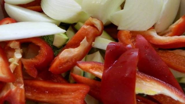 Овощи запеченные в духовке с куриными крылышками