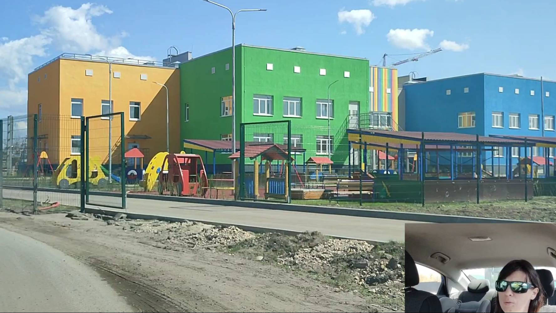 Первая поездка на первом занятии. Учимся движению на дороге, объезжаем препятствия, смотрим знаки