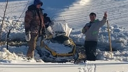 вытаскиваем снегоход с болота