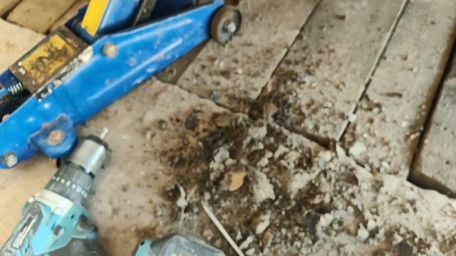 чистка грязи из-под подкрылка переднего левого Хендай Солярис 2