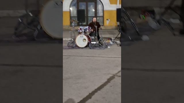 Музыкаулица барабанщик