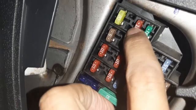COMO TROCAR  FUSÍVEIS DOS FARÓIS ALTO E BAIXO SANDERO 2013