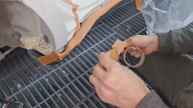 Спасаем от замены порванное насквозь крыло и дверь. Рихтовка, подготовка.