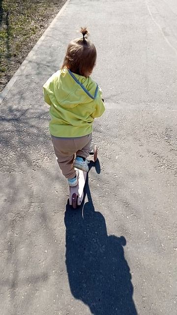 Нормально она так на самокате гоняет🛴 , может нужен сразу двух колесный велик , а не трёх