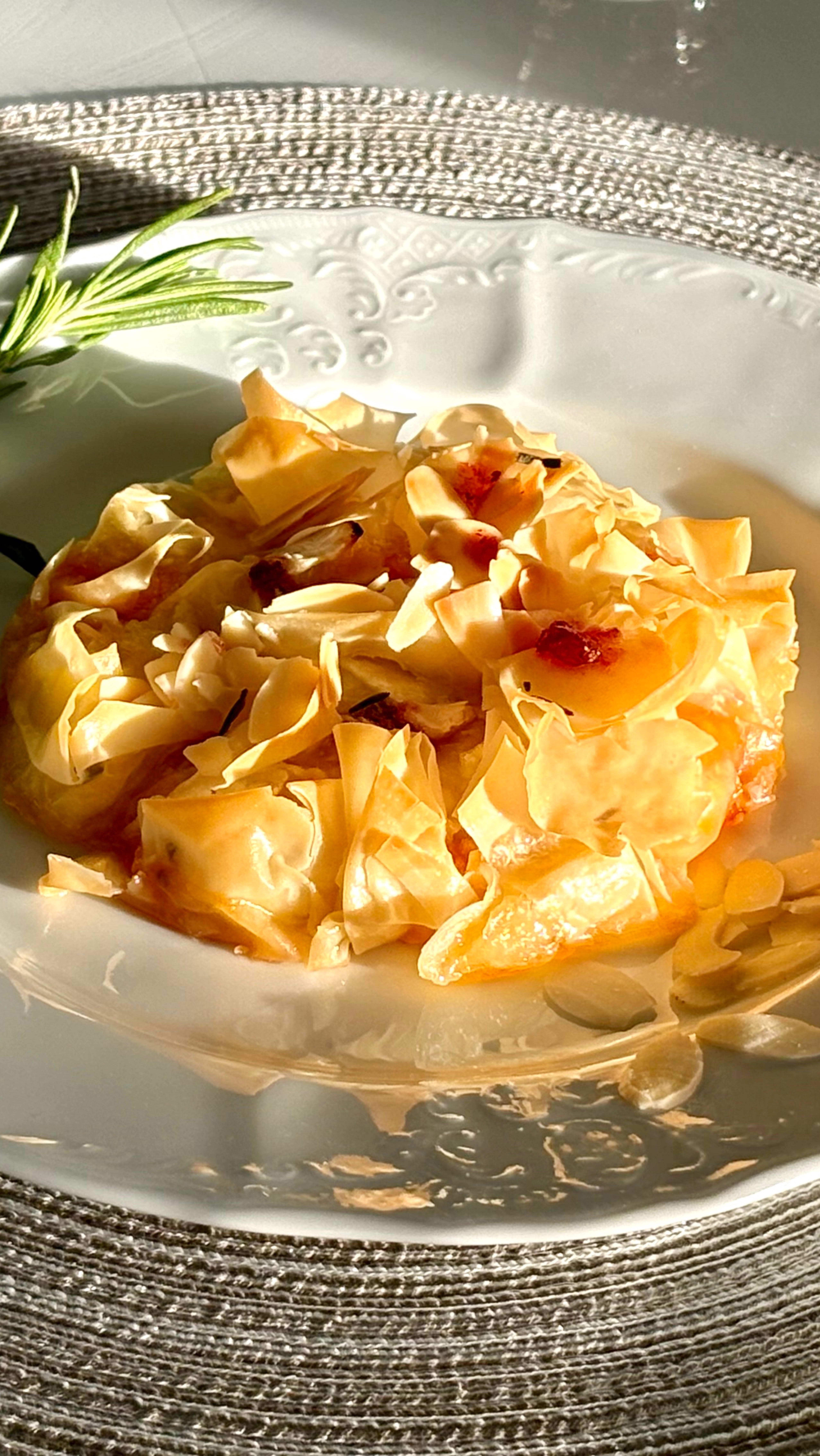 Хрустящие мини-тарты с камамбером, миндалем и вареньем 🍓🍮🫐