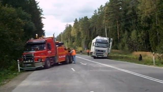 Работа грузового эвакуатора. Вытаскивает грузовик из канавы.