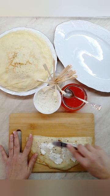Блины (3 стакана) с творожным сыром и икрой.