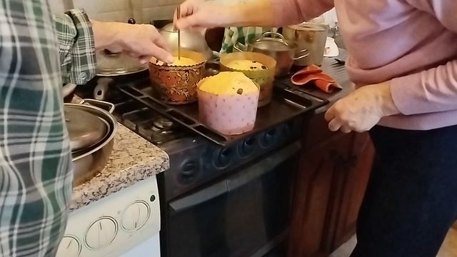 Вынимаем куличи из печки