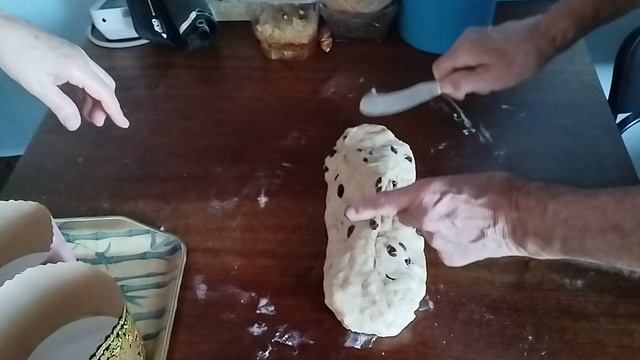 Добавление изюма в куличное тесто.