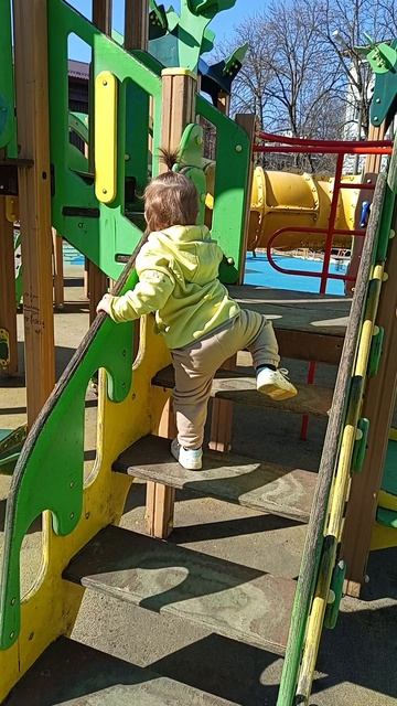 Такая взрослая ♥️

#дети #семья #дочка #прогулки #будни