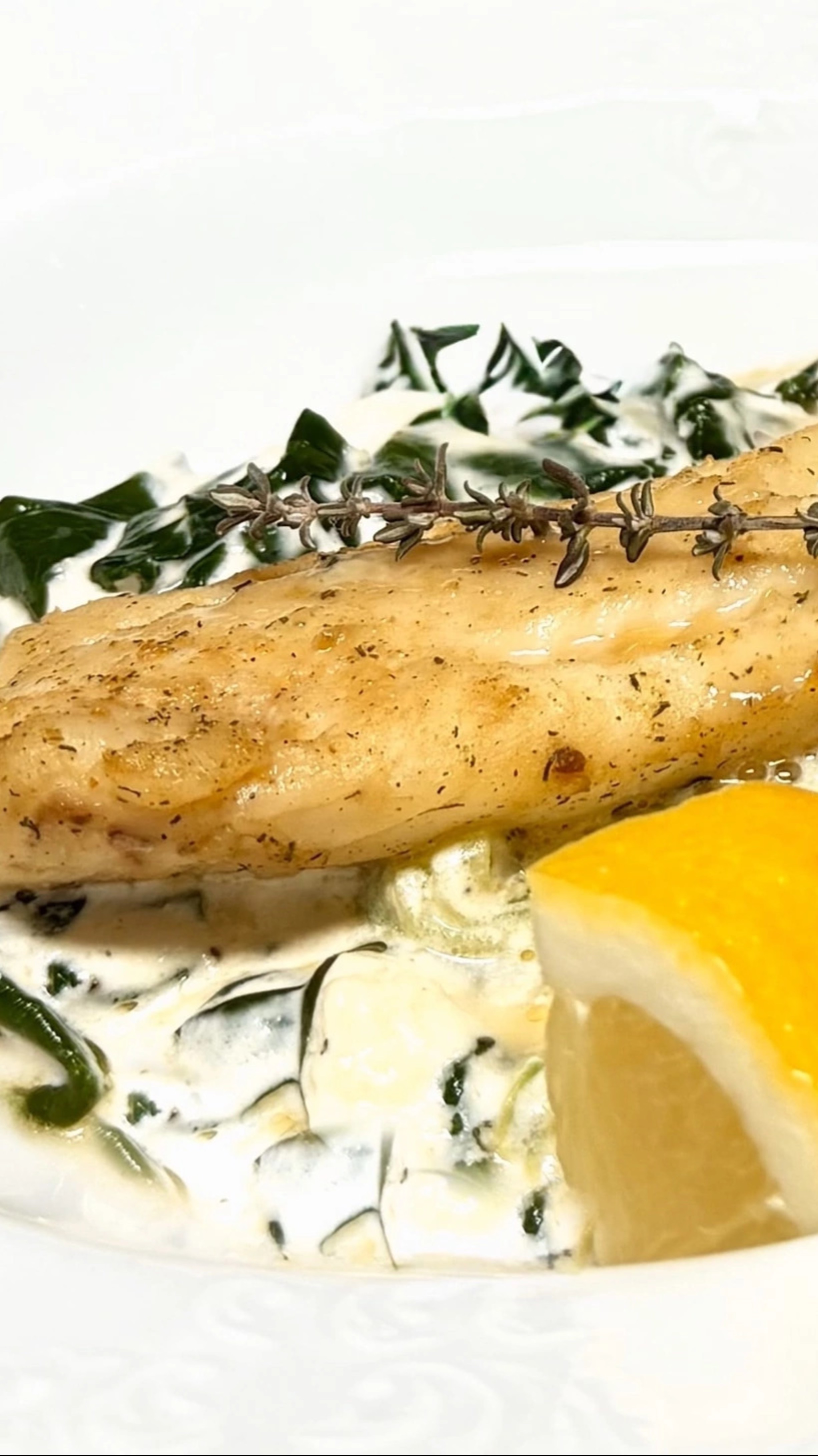 Спинка трески на подушке из цукини и шпината в сливочном соусе 🐠 🥬