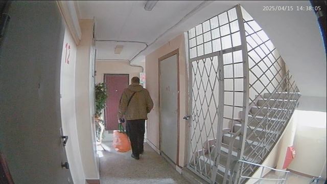 Не сотрудники ЖКХ подбирают ключи. Да и прихватизировали старенький ковёр.