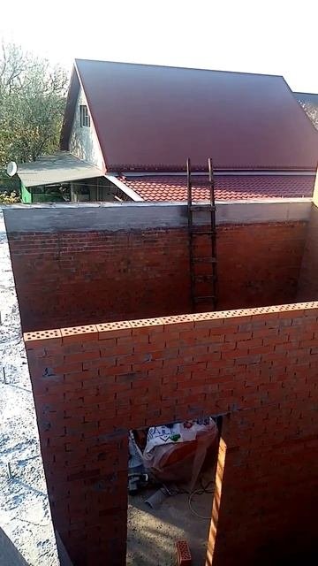 дом 9-10м кирпичная кладка закончили.
