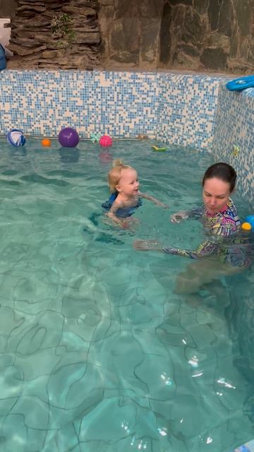 Вики лайф учится плавать 🏊♀️