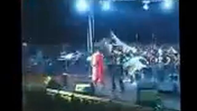 Minna Lammie and Tessanne Chin provide backup for Jimmy Cliff on his Black Magic Tour