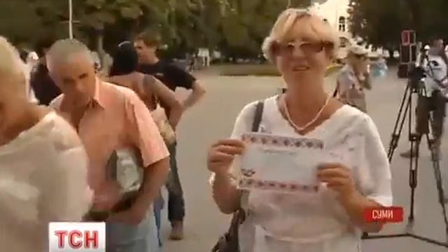 Художественная ярмарка по сбору средств для бойцов АТО уже второй раз прошёл в Сумах. 22.08.2014.