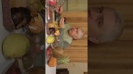 Геннадий горин пробует экзотические фрукты