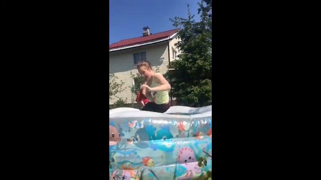 Жесткий челендж "Не упади в бассейн"