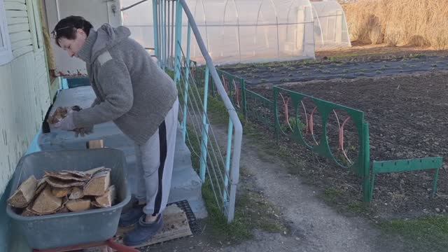 Еще один день в деревне.Убираюсь на участке.Топлю печку.Жарю рыбу.
