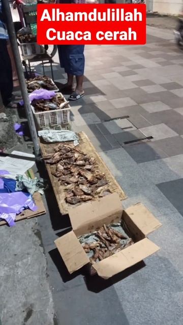 hanya pedagang ikan asap lesehan