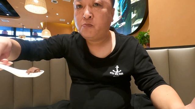 黑龙江老乡请吃饭，铁锅炖三道鳞鱼，嘎牙子鱼，蒸猪血，大饼子