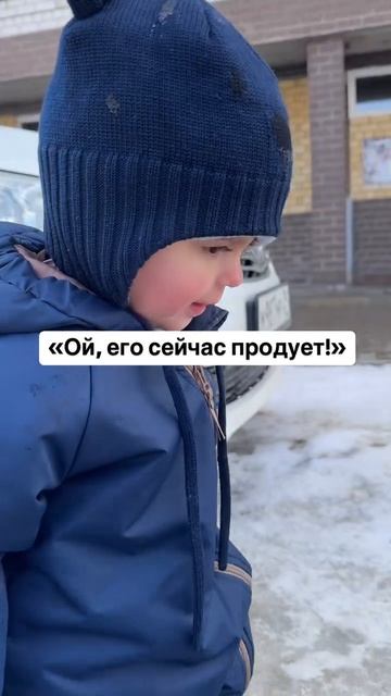 У него же шея голая!