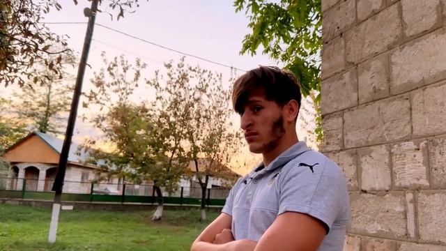 FATA Săraca a fost Ajutata de o Doamnă BUNĂ/Istorioara Tristă