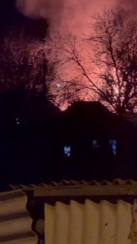 🔥 Вчера вечером произошёл пожар на ул. Садово-Набережная, 63 в районе ж/д вокзала в Донецке.