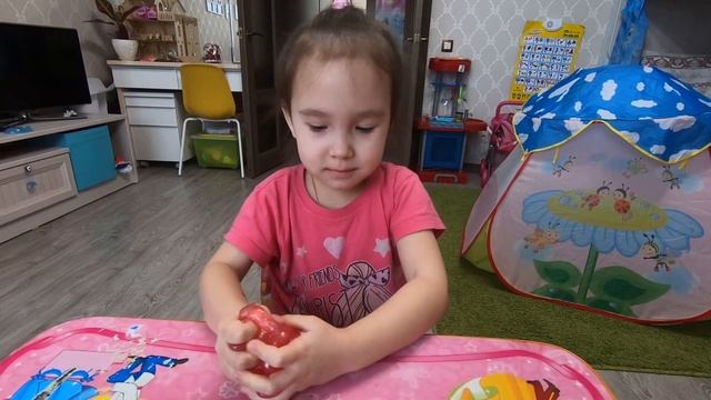 Алиса открывает новый розовый слайм