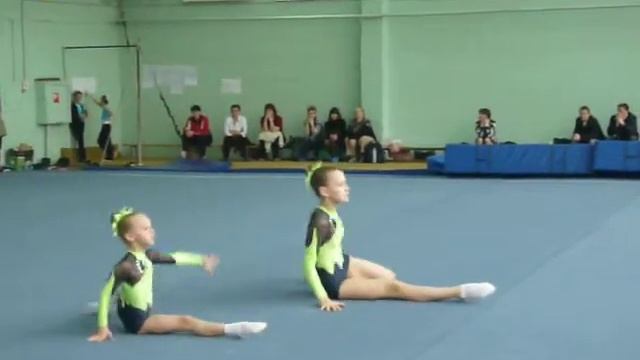 Акробаты Кипень Алина и Сотник Настя