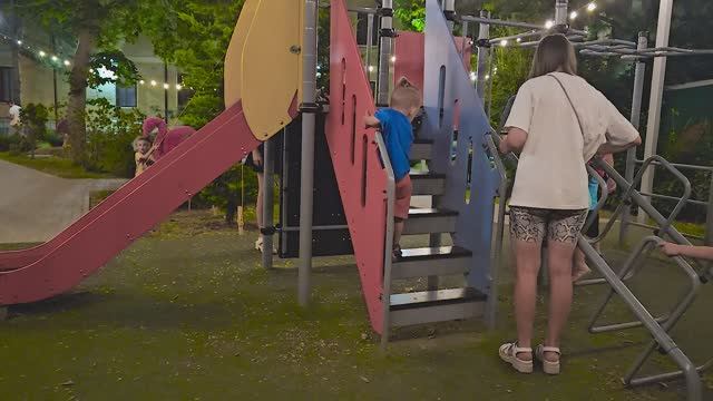 Анапа. Детская площадка Фламинго у Морского порта. Ежик в Анапе. Отдых с детьми в Анапе вечером.