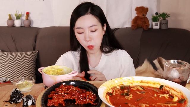 매콤한 숯불 닭발VS국물닭발떡볶이(ft.계란찜 주먹밥은 덤)먹방👀Spicy Charcoal Chicken Feet,Soup Chicken Feet Tteokbokki mukban