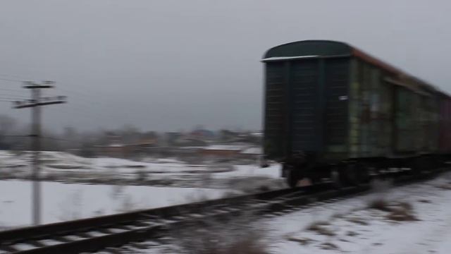 Тепловоз ДМ62-1807 с тремя крытыми вагонами