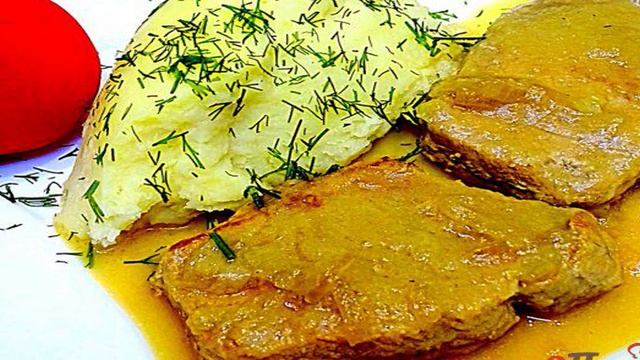 Свинина томлёная в луково - чесночном соусе