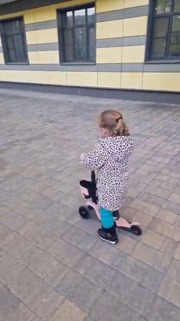 Учимся кататься на самокате 😍 моя любимая девочка
