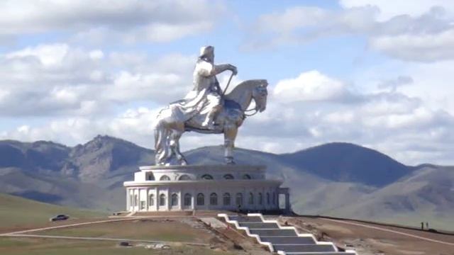 Birds at the Ghengis Khan statue.