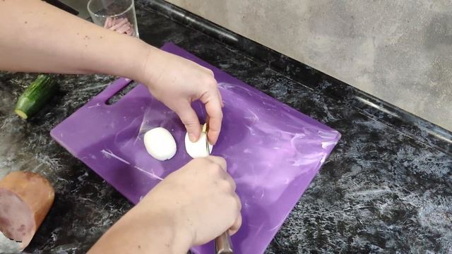 Салат коктейль с ветчиной , огурцами и сыром.