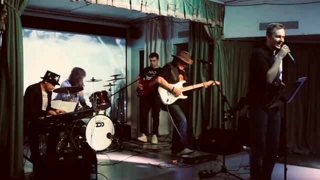Когда мужчины играют такие песни, их инструменты плачут. Им есть что сказать.