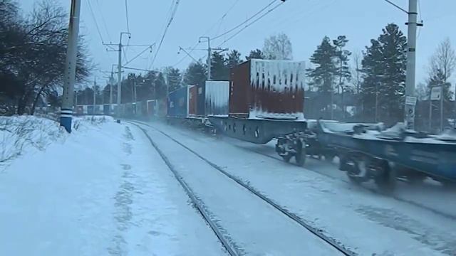 2ЭС10-026 "Гранит" с приветливой локомотивной бригадой