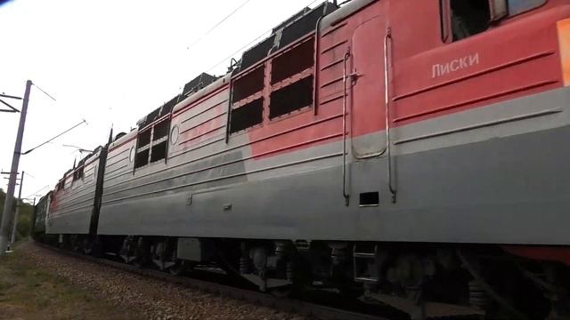 "Одноглазый" ВЛ80С-2433 с грузовым поездом и приветливой бригадой