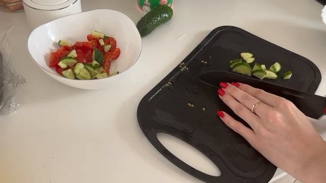 Vkysnogotovim Готовлю салатик огурец и помедор в сметане