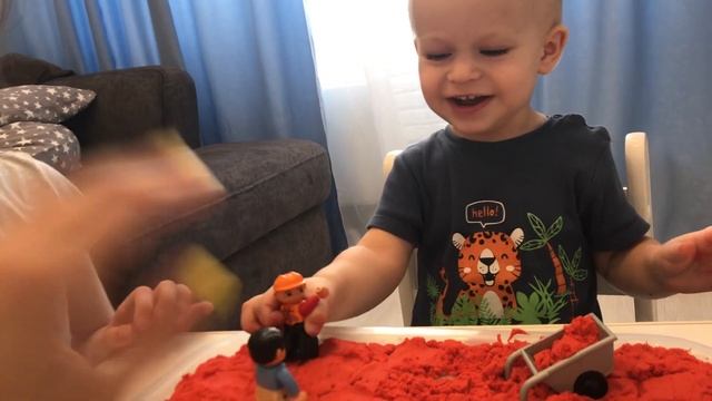Малыш Саша про грузовик, экскаватор, трактор, цветной песок.