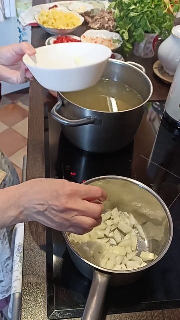 Пассеруем лук для борща на квашенной капусте