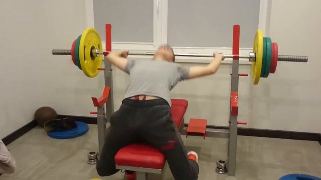 17-ти летний парень выжал 110кг