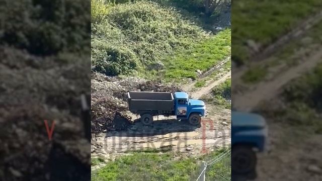 Грузовики свозят строительный мусор в поселке Лазаревское