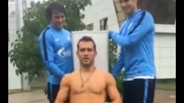Кержаков обливается холодной водой